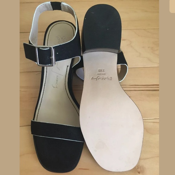 Elizabeth and James Shoes - NWOT Elizabeth and James Ryann Low Heel Sandals